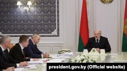 Alyaksandr Lukashenka hökumətin iclasında