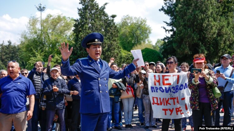 Прокурор Медеуского района Алматы Асхат Жакупов пытается поговорить с протестующими и сообщить им, что акция является несанкционированной и незаконной. 1 мая 2019 года.