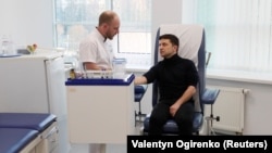 Володимир Зеленський здає аналізи крові у лабораторії «Євролаб» 5 квітня 