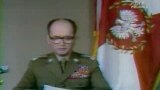 Generalul Wojciech Jaruzelski citind la televiziune decretul de introducere a Legii marțiale la 13 decembrie 1981