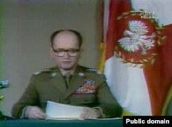 Войцех Ярузэльскі на польскай тэлевізіі зачытвае дэкрэт аб ваенным становішчы, 13 сьнежня 1981 году