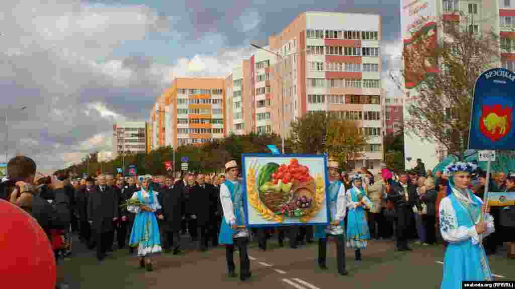 Шэсьце адкрыла Берасьцеская вобласьць. У першай калёне віцэ-прэмьер Міхаіл Русы