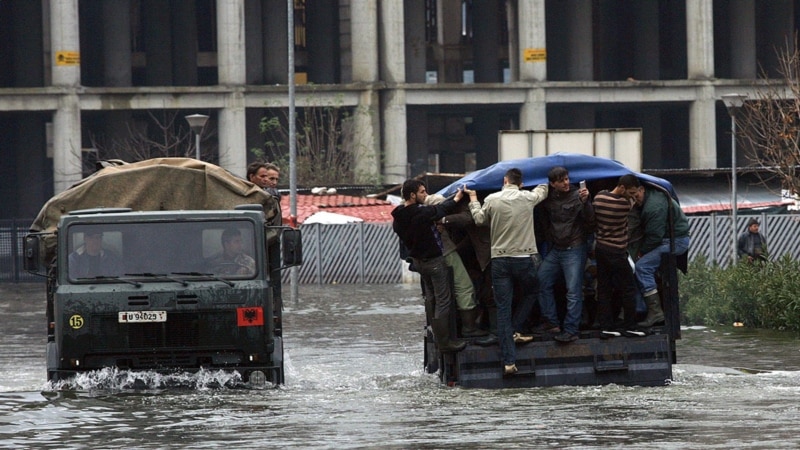 Војската и полицијата на помош во справувањето со поплавите во Албанија 