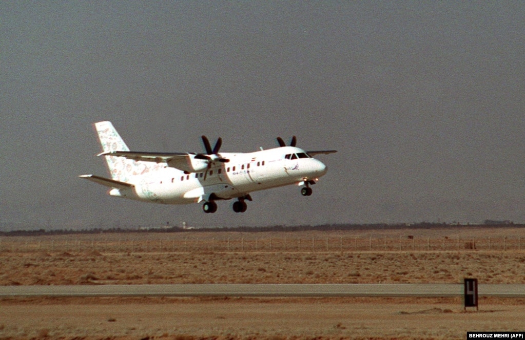 Літак Iran-140, зібраний за допомгою України в Ірані, під час першого польоту поблизу Ісфагану 7 лютого 2001 року (архівне фото)