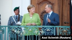 Ангела Меркель и Владимир Путин перед началом переговоров