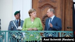 Германия канцлері Ангела Меркель (сол жақта) мен Ресей президенті Владимир Путин. Гранзе,
18 тамыз 2018 жыл.