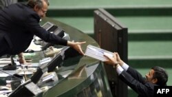 محمود احمدی‌نژاد در حال تحویل لایحه بودجه به علی لاریجانی