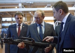 Владимир Путин с автоматом во время визита на Тульский оружейный завод в январе 2014 года