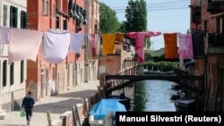 Заради липсата на туристи във Венеция местните простират прането над каналите