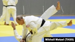 Putin în timpul unui antrenament al echipei naționale de judo la Soci, februarie 2019