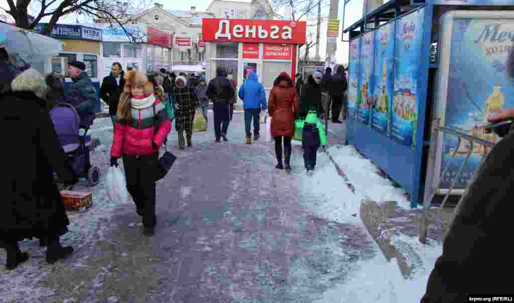 Загалом ажіотажу не спостерігається, люди небагатослівні. З прийдешніми святами багато продавців привітати забувають, та й покупці якось не помічають цього.