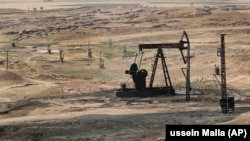 Снимок, сделанный на одном из нефтяных промыслов в Сирии, подконтрольном курдским отрядам, в июле 2017 года.
