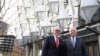 Госсекретарь США Рекс Тиллерсон и Вуди Джонсон, посол США в Великобритании, у нового здания американского посольства в Лондоне