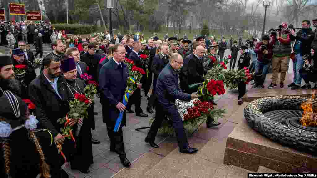 Офіціоз: представники обласної і міської влади покладають квіти до пам&rsquo;ятника Невідомому матросу