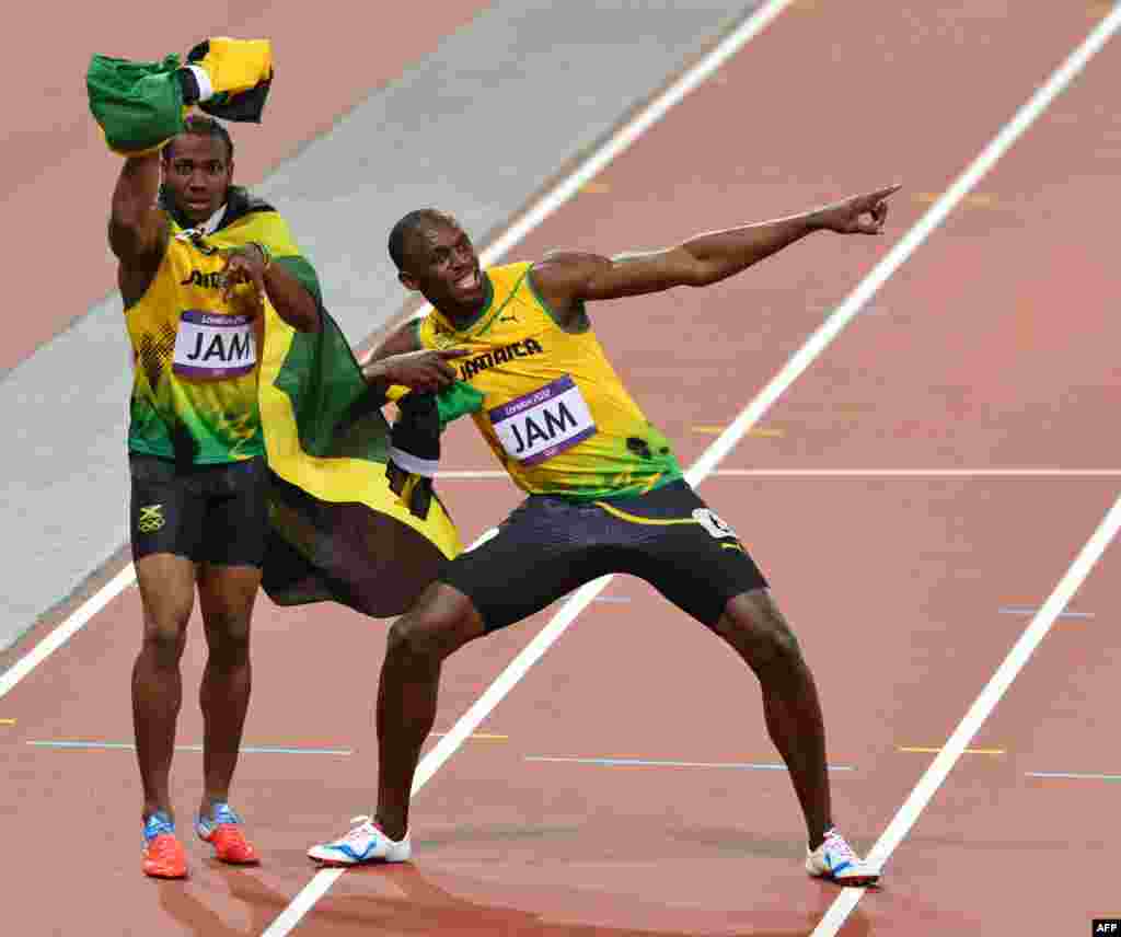 Усэйн Болт и Йохан Блэйк празднуют победу сборной Ямайки в эстафете 4 по 100 метров, одержанную с мировым рекордом. В Лондоне Болт также опередил соперников в забегах на 100 и 200 метров. Теперь у него 6 золотых олимпийских медалей. 