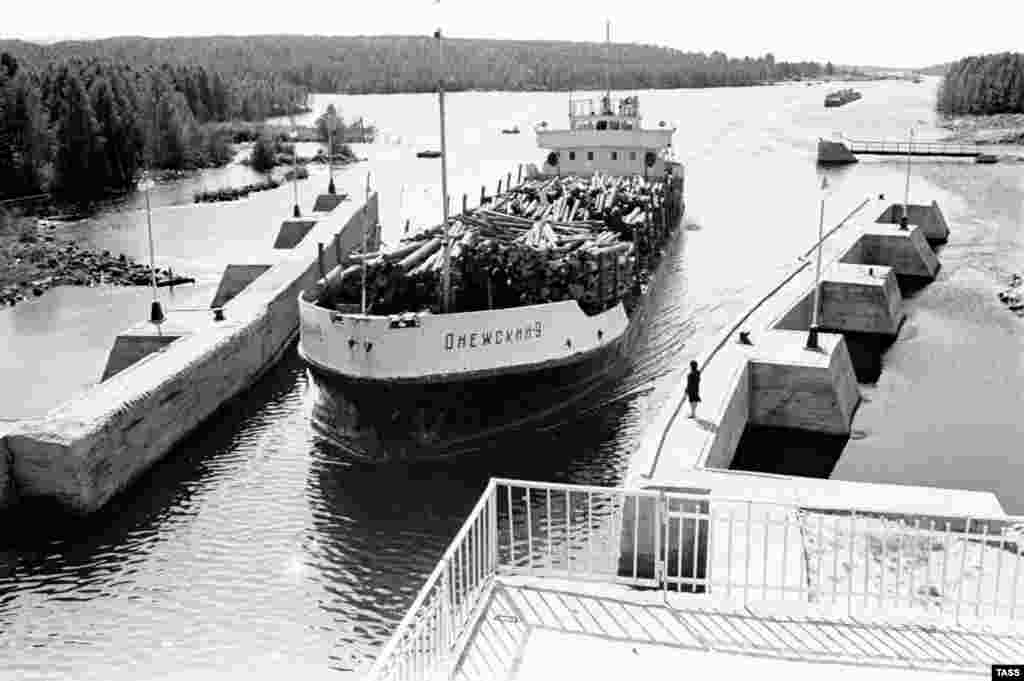 A ship passes through a lock in the Belomorkanal in this undated photo. The 227-kilometer canal was constructed in 20 months between 1931 and 1933.