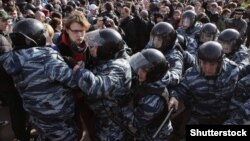 Поліція затримує людей на акції протесту в Москві, Росія, 26 березня 2017 року