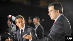 French President Nicolas Sarkozy (left) and his Georgian counterpart, Mikheil Saakashvili, after they signed an agreement on the Georgian conflict in Tbilisi.