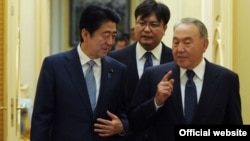 Қазақстан президенті Нұрсұлтан Назарбаев (оң жақта) және Жапония премьер-министрі Синдзо Абэ (сол жақта). Астана, 27 қазан 2015 жыл.
