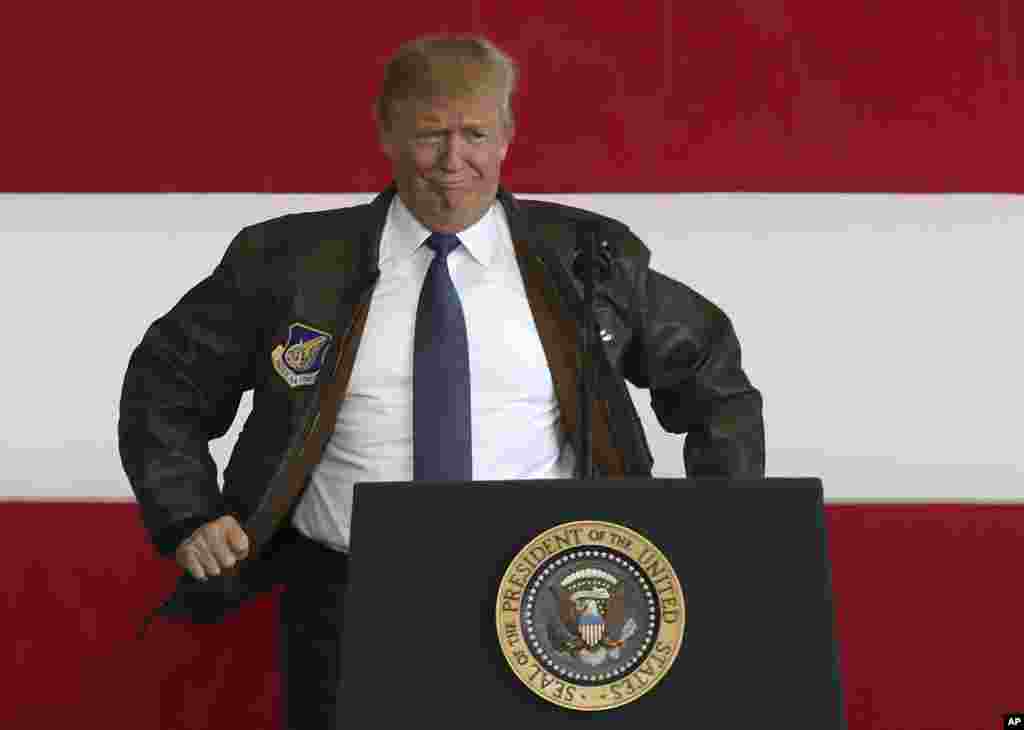 ЈАПОНИЈА - Американскиот претседател Донал Трамп облекува пилотска јакна за време на средбата со американските војници во воздухопловната база Јокота во Јапонија. Трамп во Јапонија, која е една од земјите во агендата на неговата азиска турнеја, изјави дека завршила ерата на трпението кон Пјонгјанг, бидејќи севернокорејската нуклеарна програма е огромна опасност за целиот свет.