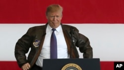 Дональд Трамп в куртке пилота ВВС США во время посещения американской военной базы вблизи Токио. 5 ноября 2017 года