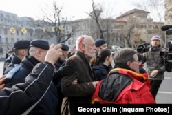 Gelu Voican Voiculescu, fost prim-viceminstru, a mers în 2019 la Troița din Piața Universității și a fost lovit de oamenii veniți să comemoreze 30 de ani de la Revoluție.