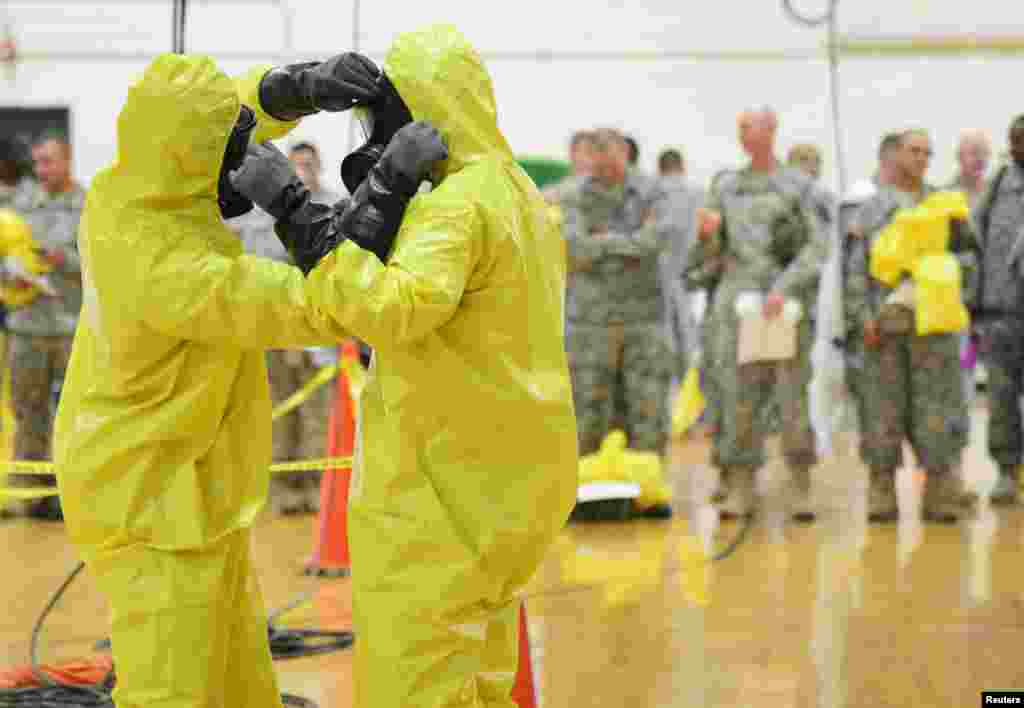 Солдати США проходять підготовку з боротьби з лихоманкою Ебола. Форт-Кемпбелл, штат Кентуккі. 9 жовтня 2014 