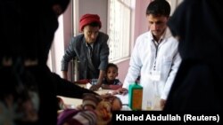 Ljekari u Sani pokušavaju da spasu neuhranjenu djecu 