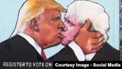 İngiltərənin Bristol şəhərində divar qraffitisi - Trump və Johnson
