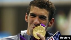 Michael Phelps sa svojom 19. olimpijskom medaljom, 31. jul 2012.