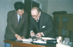 Профессор О. Прицак (Omeljan Pritsak) менен Т.Чоротегин. Киев. 1995.