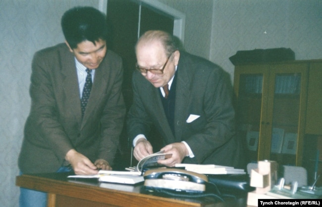 Омелян Пріцак із молодим колегою з Киргизстану. Київ, 1995 рік