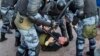 «Безнаказанно лупят протестующих»: анонимность и работа российских полицейских