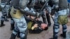 Безнаказанно лупят протестующих: как полиция пользуется анонимностью