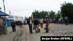 Митингующие, заблокировавшие автотрассу Бишкек-Ош. 4 июня 2013 года. 