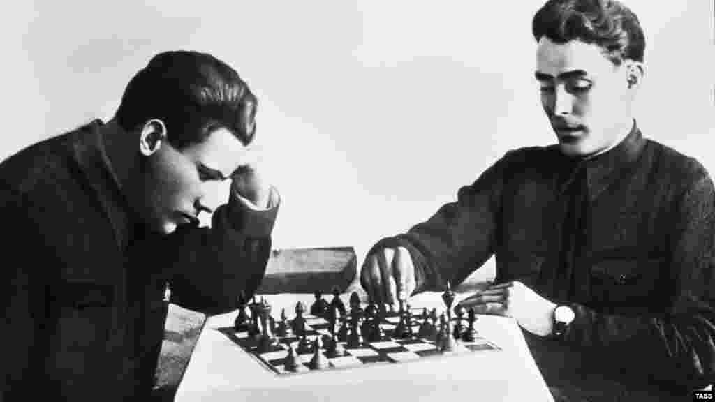 Отретушированная фотография Леонида Брежнева (справа), на которой он снят во время игры в шахматы в 1935 году. Брежнев возглавлял Советский Союз с 1964 по 1982 год