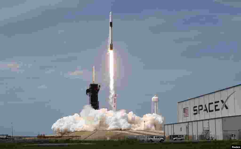 Запуск SpaceX Crew Dragon. Ракета Falcon 9 із космічним кораблем Crew Dragon приватної американської кампанії SpaceX та двома астронавтами NASA Дуґом Герлі та Бобом Бенкеном на борту стартувала з космодрому на мисі Канаверал, Флорида, 30 травня