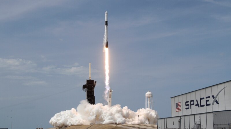 SpaceX şi NASA au lansat un echipaj uman către Staţia Spaţială Internațională