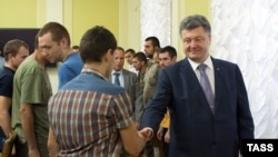 Ukrainian President Petro Poroshenko welcomes servicemen released from captivity in the Donetsk region during a meeting in Kyiv on August 15.