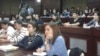 Дебат тамашалап отырған студенттер. Астана, 29 қазан 2012 жыл.
