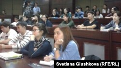 Студенты Назарбаев Университета слушают имитацию предвыборных дебатов кандидатов в президенты США. Астана, 29 октября 2012 года.