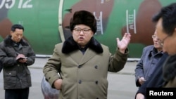 Ким Чен Ын на встрече с военными учеными-ядерщиками. Март 2016 года