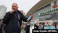Мікола Статкевіч выстуае на пратэсьце ў Менску ўвесну 2020 году, архіўнае фота