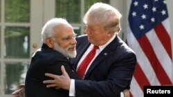 Премьер-министр Индии Нарендра Моди (слева) и президент США Дональд Трамп в Розовом саду Белого дома, 26 июня 2017 года.