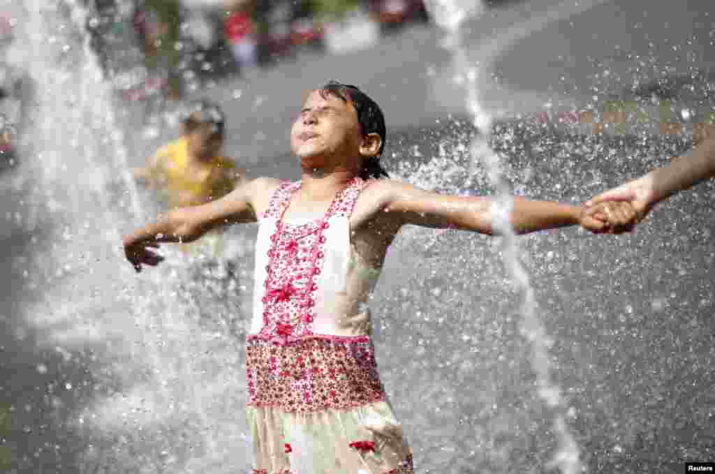 Austrija - Neuobičajeno visoke temperature zabilježene u Beču, 19. juni 2012. Foto: REUTERS / Lisi Niesner
