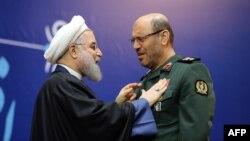 حسین دهقان (راست) و حسن روحانی، رئیسجمهوری اسلامی