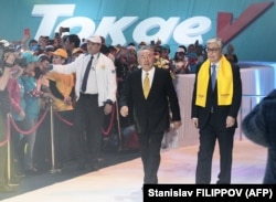 Бывший президент Казахстана Нурсултан Назарбаев и президент и кандидат в президенты Касым-Жомарт Токаев прибывают на встречу с активистами и сторонниками правящей партии «Нур Отан» в Нур-Султан, 7 июня 2019 года.