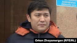 Сәкен Байкенов әкімшілік сот ғимараты алдында тұр. Астана, 28 ақпан 2014 жыл.