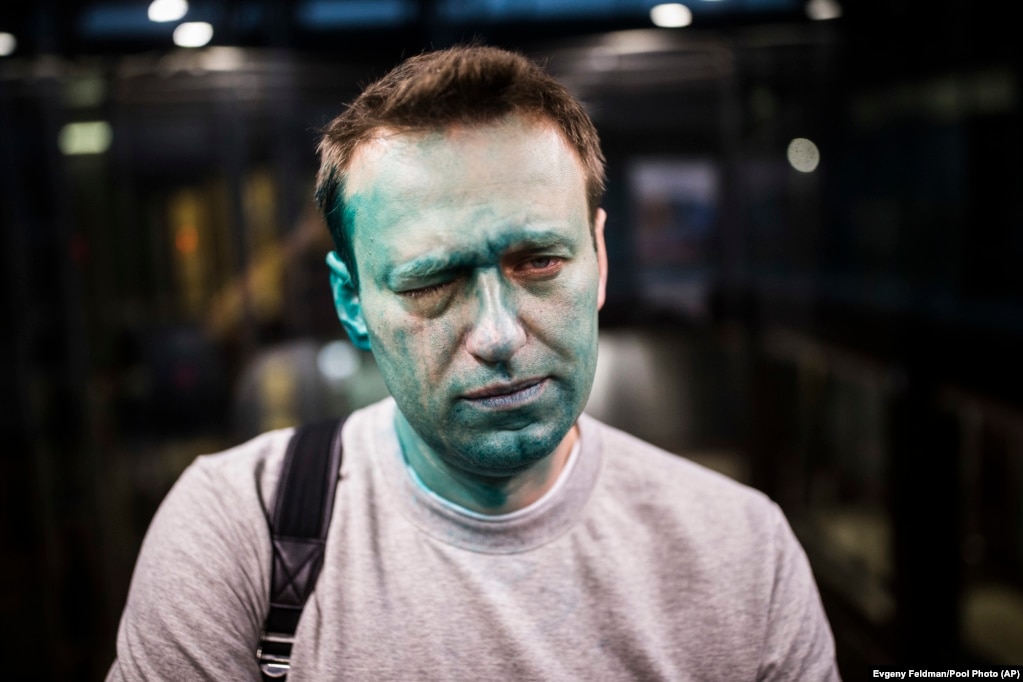 Lider ruske opozicije Aleksej Navaljni pozira fotografu nakon što mu je na lice bačena „zeljonka“ ispred konferencijske dvorane u Moskvi, 27. april 2017. Foto: Evgeny Feldman/Pool Photo via AP
