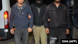 Policija Turske privodi dvojicu muškaraca za koje se sumnja da su pripadnici tzv. Islamske države, Adana, 10. novembra 2017.